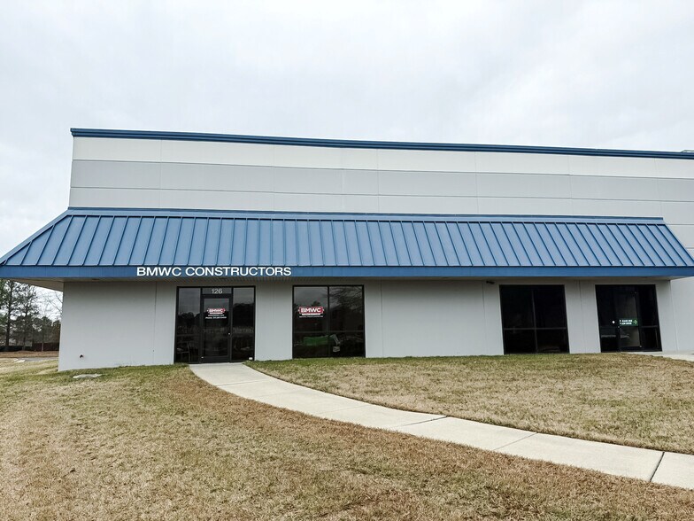 2933 S Miami Blvd, Durham, NC à louer - Photo de l’immeuble – Image 1 sur 15