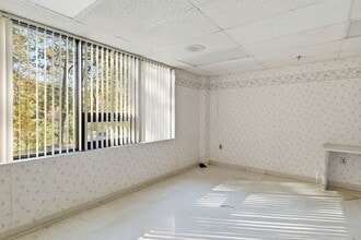 294 N Main St, East Longmeadow, MA à louer Photo intérieure– Image 2 sur 5