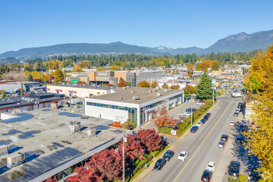 275 Fell Ave, North Vancouver, BC à vendre - Aérien – Image 2 sur 4