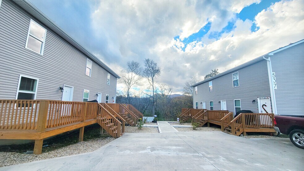 19 Unit Complex w High Growth Potential portefeuille de 2 biens à vendre sur LoopNet.fr - Photo de l’immeuble – Image 2 sur 17