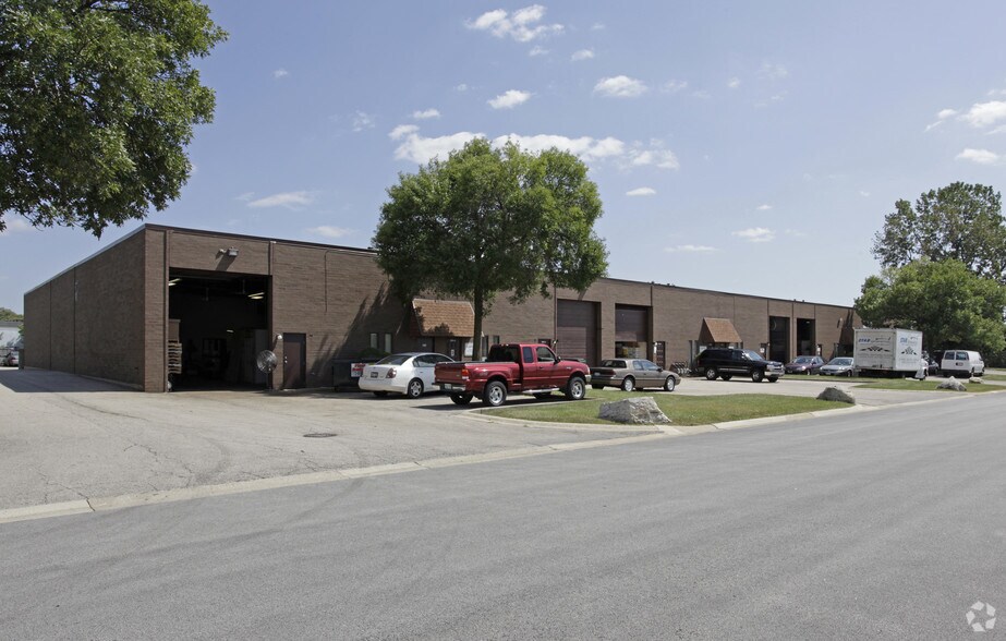 301-327 Village Dr, Carol Stream, IL à louer - Photo principale – Image 1 sur 3