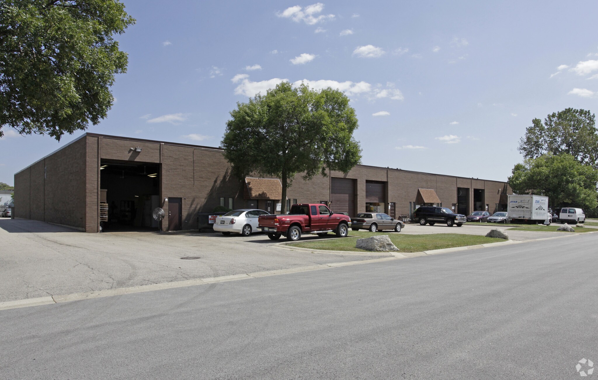 301-327 Village Dr, Carol Stream, IL à louer Photo principale– Image 1 sur 4