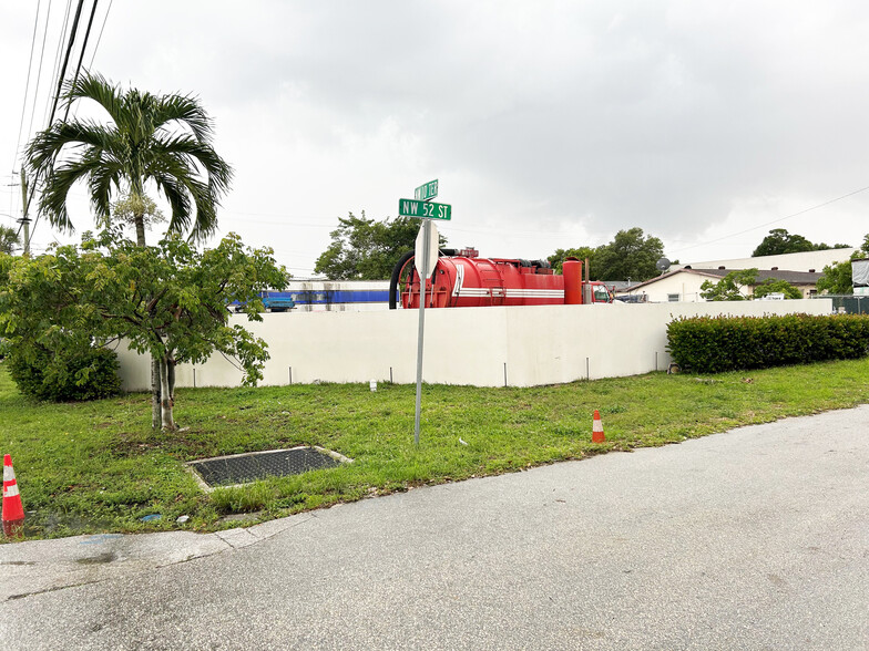 1000 NW 52nd St, Fort Lauderdale, FL à louer - Photo de l’immeuble – Image 3 sur 3