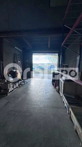 Local d’activités dans Mandelieu-la-Napoule à louer - Photo de l’immeuble – Image 2 sur 3