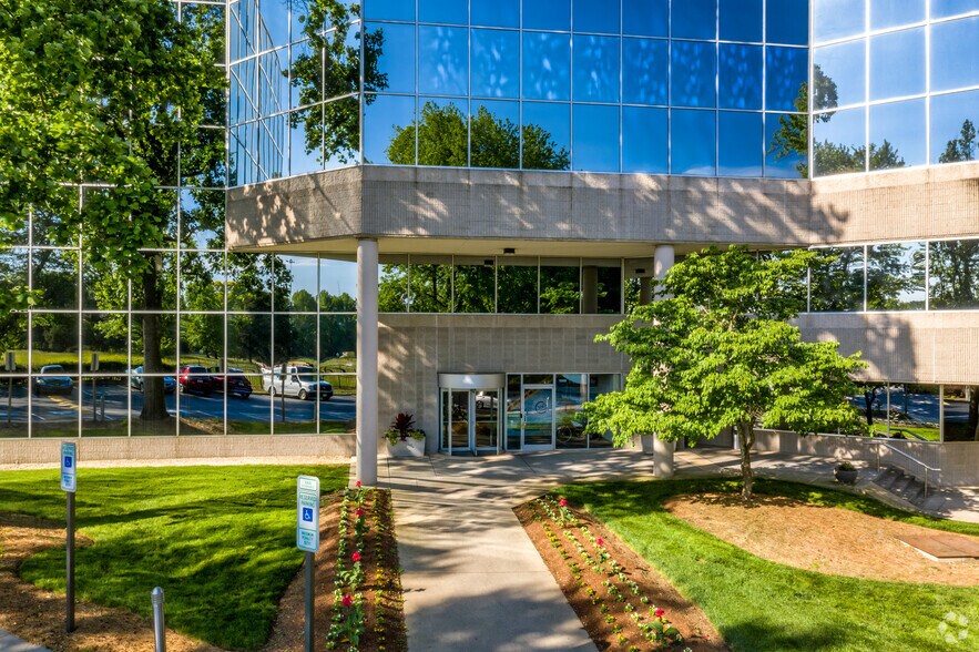 4651 Charlotte Park Dr, Charlotte, NC à louer - Photo de l’immeuble – Image 2 sur 52