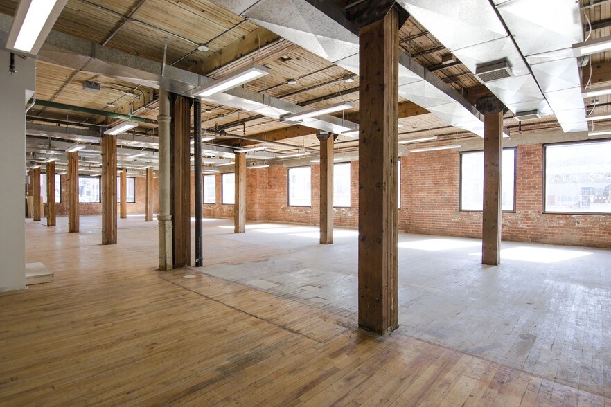 605 11 Ave SW, Calgary, AB à louer - Photo intérieure – Image 2 sur 8