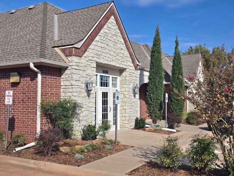 523 S Santa Fe, Edmond, OK à louer - Photo de l’immeuble – Image 1 sur 7