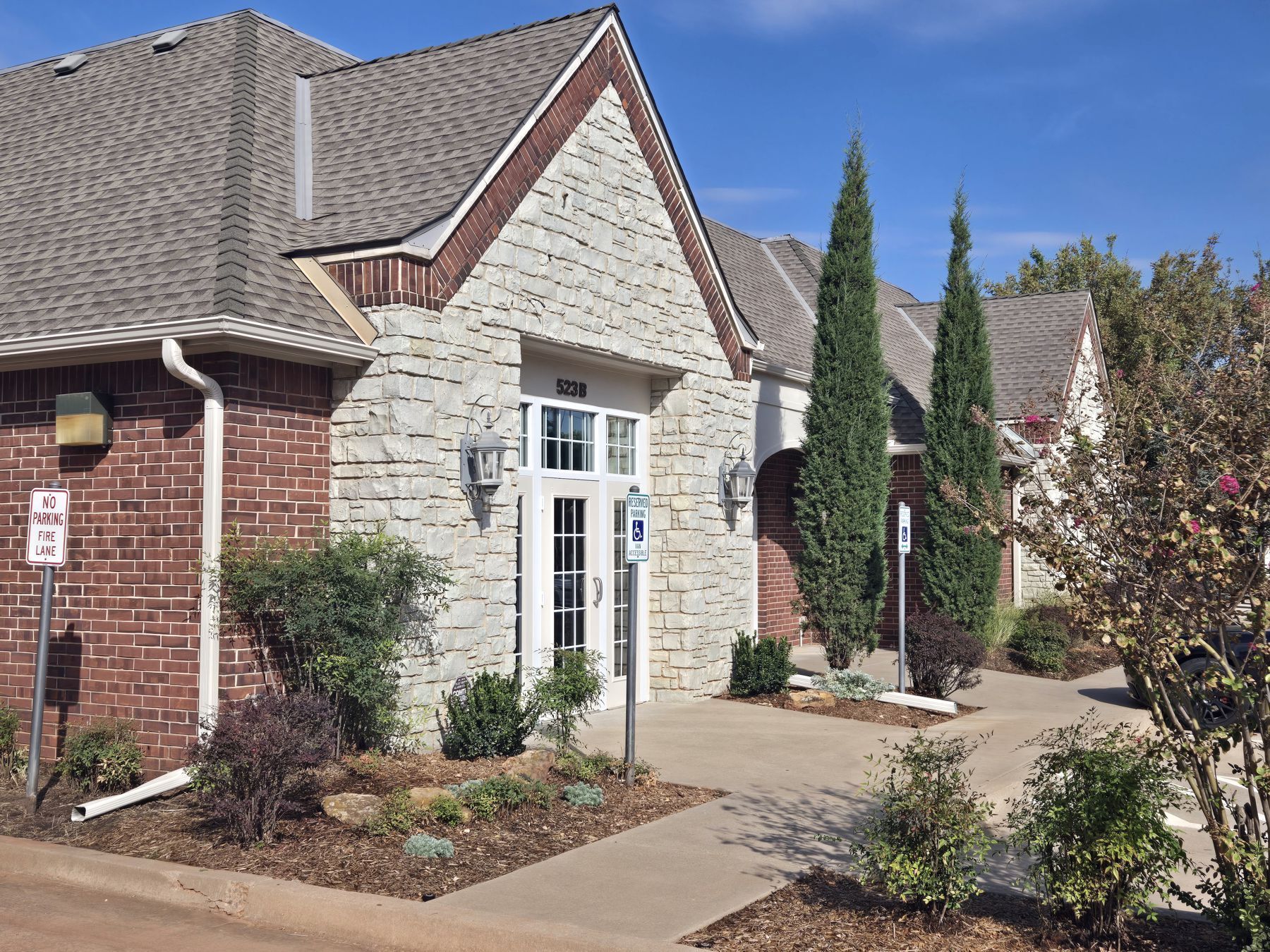 523 S Santa Fe, Edmond, OK à louer Photo principale– Image 1 sur 8
