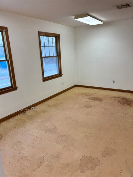 347 W Grove St, Middleborough, MA à vendre - Photo intérieure – Image 3 sur 12