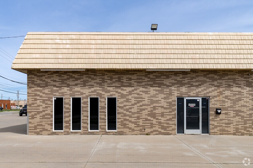 15555-15651 E Twelve Mile Rd, Roseville, MI à vendre - Photo de l’immeuble – Image 2 sur 6