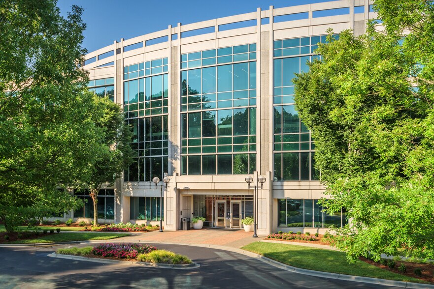 3735 Glen Lake Dr, Charlotte, NC à louer - Photo de l’immeuble – Image 1 sur 14