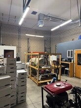 8588 Telfair Ave, Sun Valley, CA à louer Photo intérieure– Image 2 sur 12