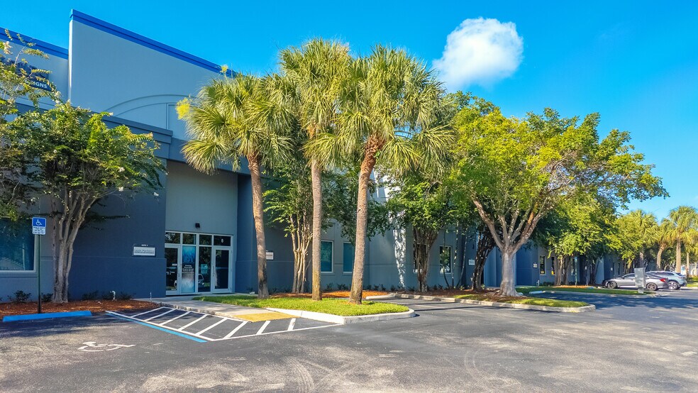 4801 Johnson Rd, Coconut Creek, FL à louer - Photo de l’immeuble – Image 2 sur 7
