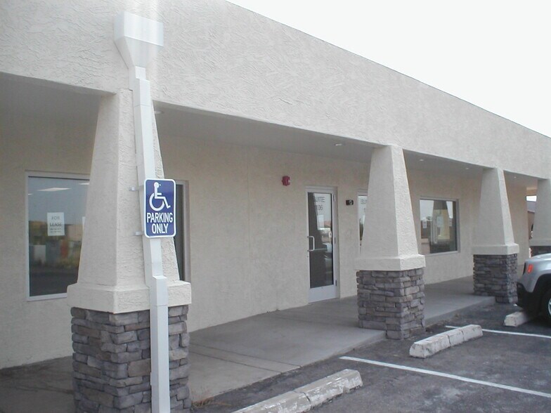 461 W Apache Trl, Apache Junction, AZ à louer - Photo de l’immeuble – Image 2 sur 11