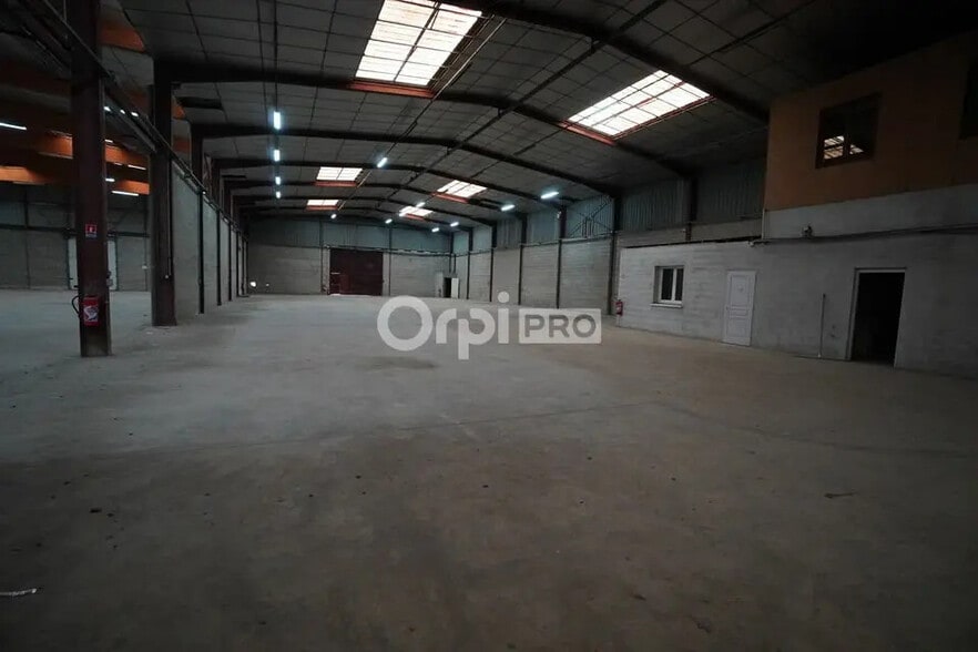 Local d’activités dans Quetigny à louer - Photo de l’immeuble – Image 3 sur 7