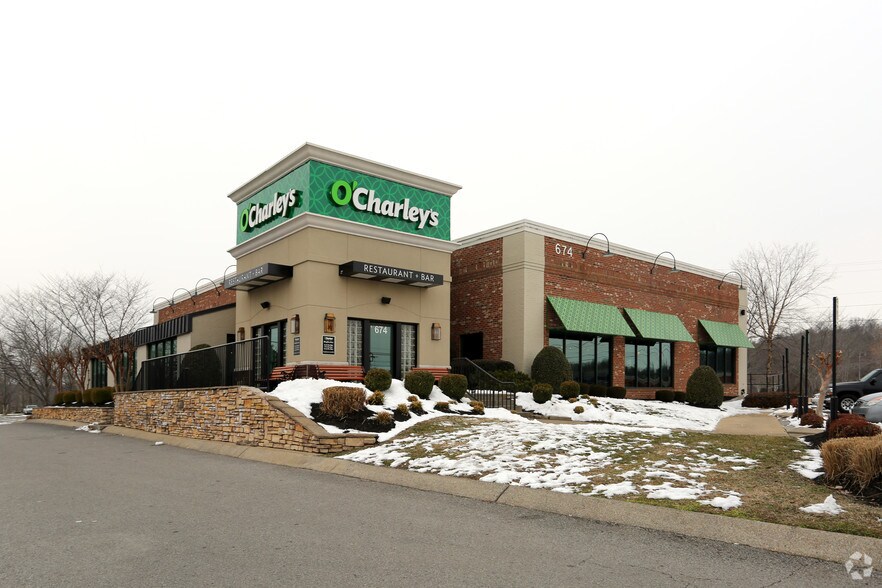 668 N Riverside Dr, Clarksville, TN à louer - Photo principale – Image 2 sur 6