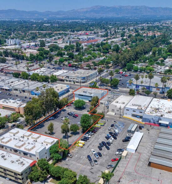 18260 Sherman Way, Reseda, CA à vendre - Photo de l’immeuble – Image 2 sur 6
