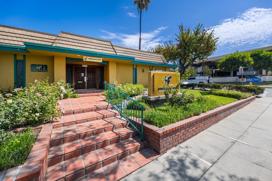 635 W Foothill Blvd, Monrovia, CA à vendre - Photo de l’immeuble – Image 3 sur 37