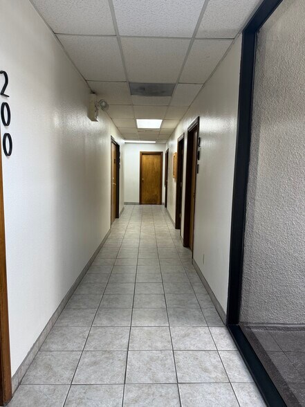 1023 N Hollywood Way, Burbank, CA à louer - Photo de l’immeuble – Image 3 sur 18