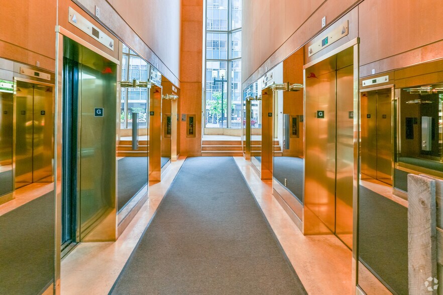 777 8th Ave SW, Calgary, AB à louer - Hall d’entrée – Image 2 sur 10