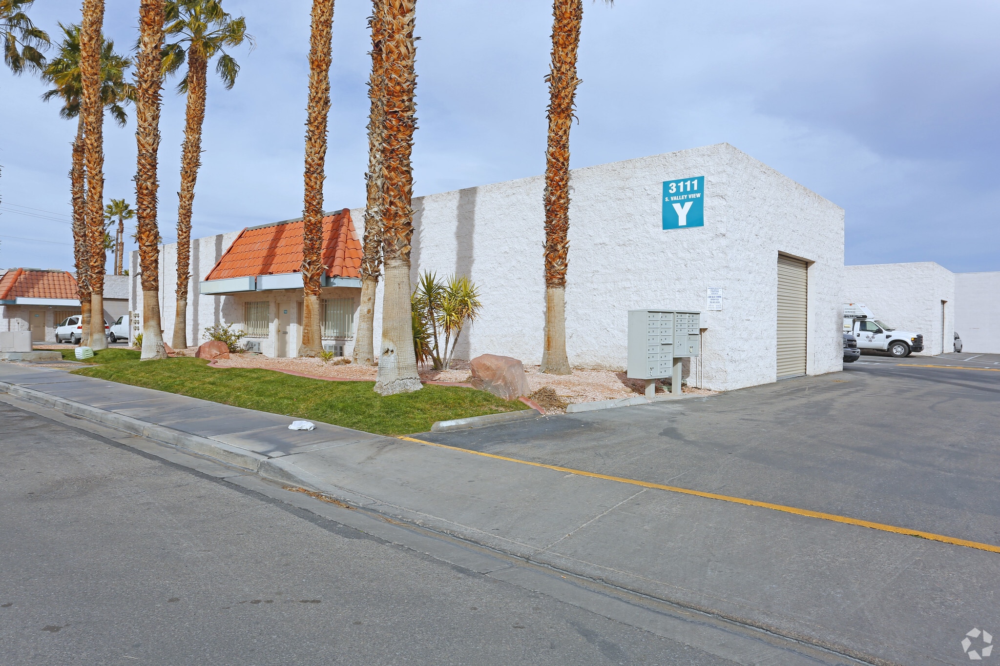 3111 S Valley View Blvd, Las Vegas, NV à louer Photo principale– Image 1 sur 5