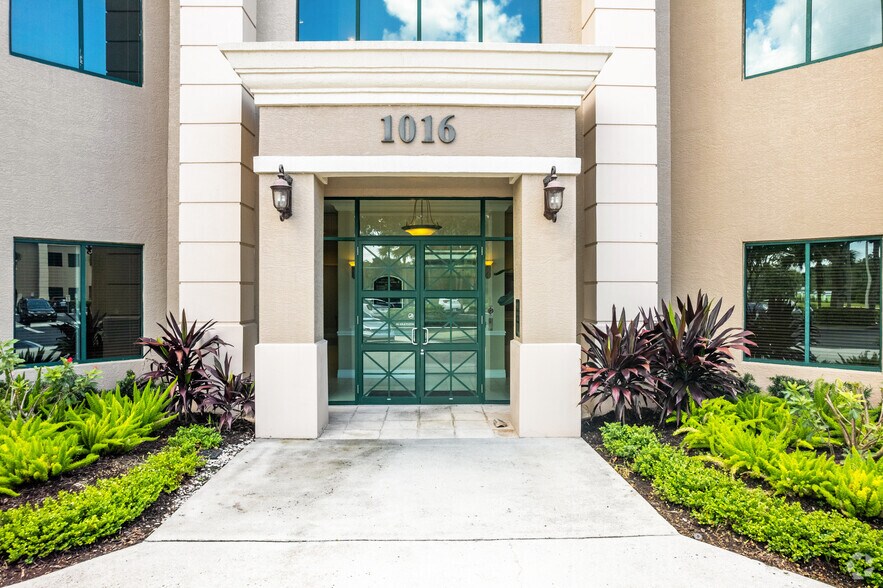 1016 Collier Center Way, Naples, FL à louer - Photo de l’immeuble – Image 2 sur 7