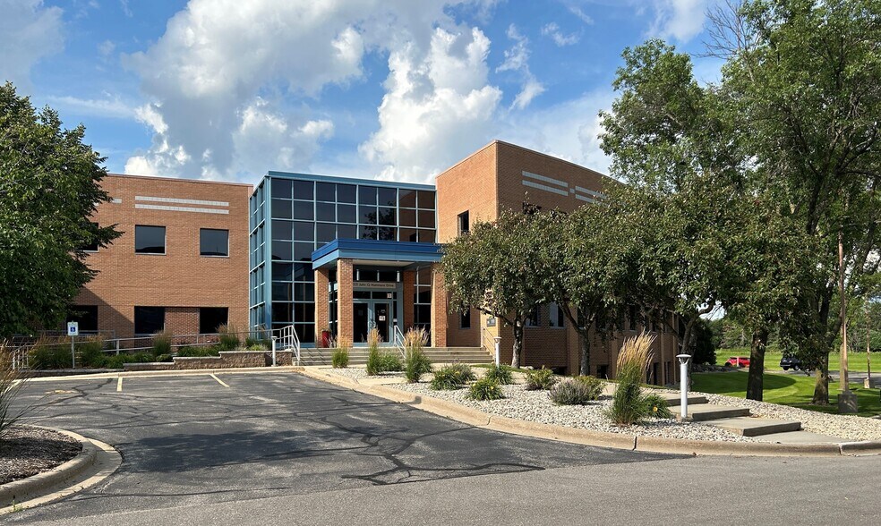 1221 John Q Hammons Dr, Madison, WI à louer - Photo de l’immeuble – Image 3 sur 10