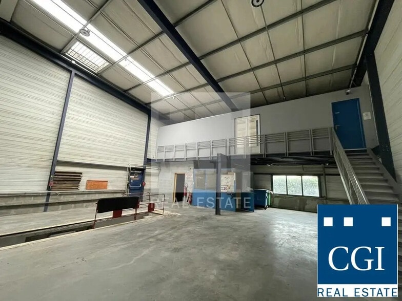 Local d’activités dans Le Versoud à louer - Photo de l’immeuble – Image 2 sur 4