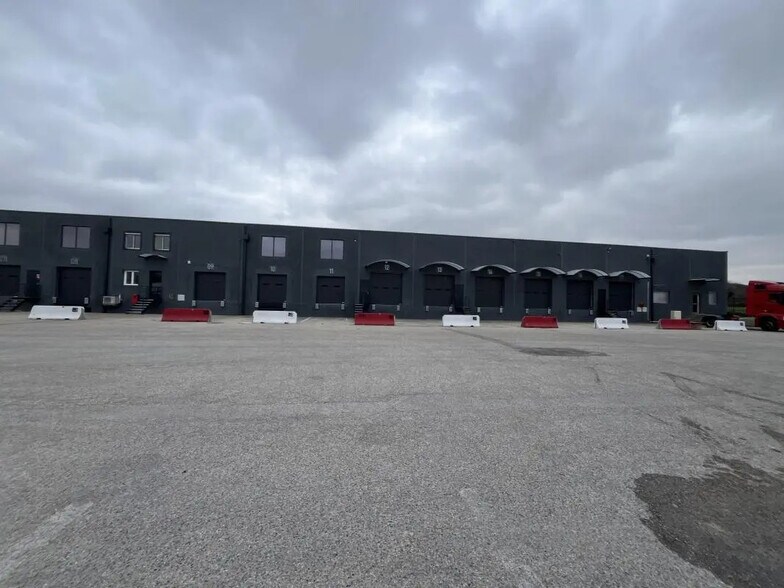 Local d’activités dans Corbas à louer - Photo de l’immeuble – Image 3 sur 4