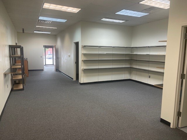 403 S Gear Ave, West Burlington, IA à louer - Photo de l’immeuble – Image 3 sur 9