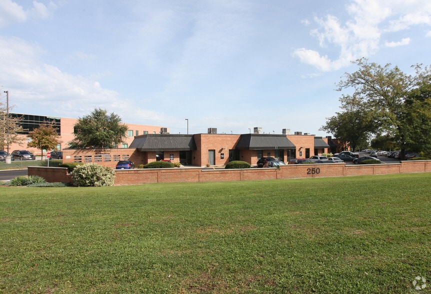 250 Wyecroft Rd, Oakville, ON à louer - Photo principale – Image 1 sur 2