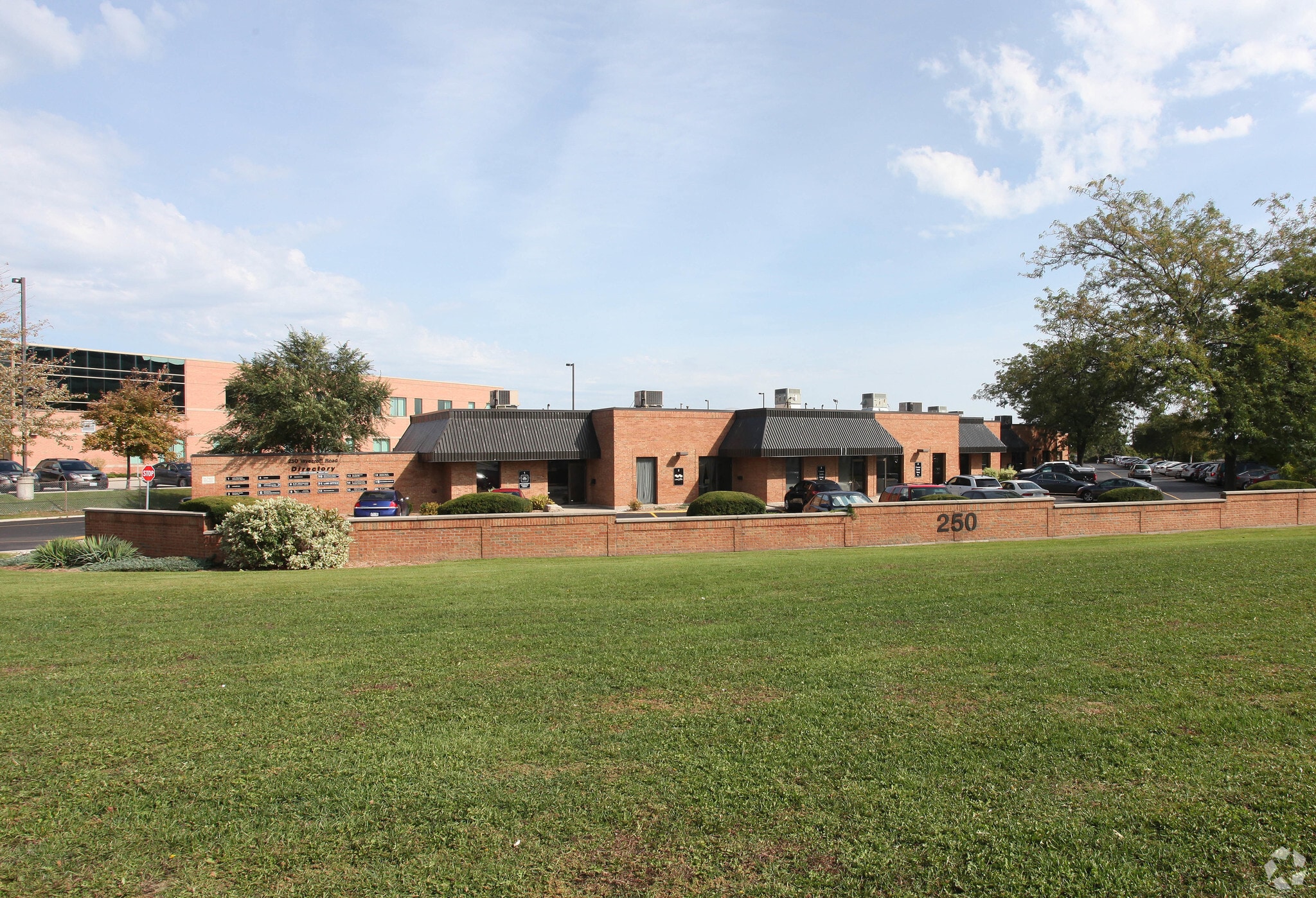 250 Wyecroft Rd, Oakville, ON à louer Photo principale– Image 1 sur 3