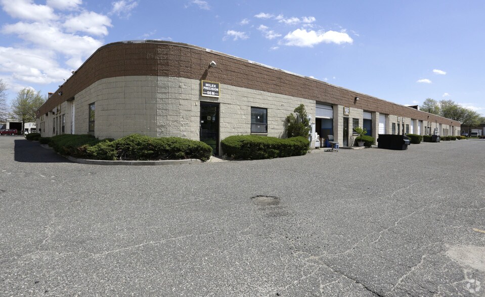 66 S 2nd St, Bay Shore, NY à louer - Photo de l’immeuble – Image 1 sur 5