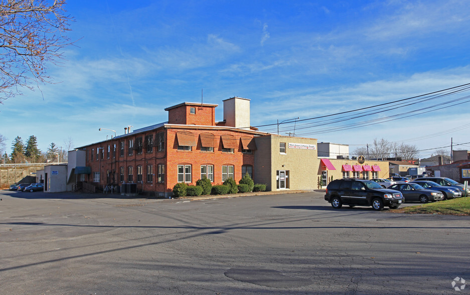 2 Campion Rd, New Hartford, NY à louer - Photo de l’immeuble – Image 1 sur 5