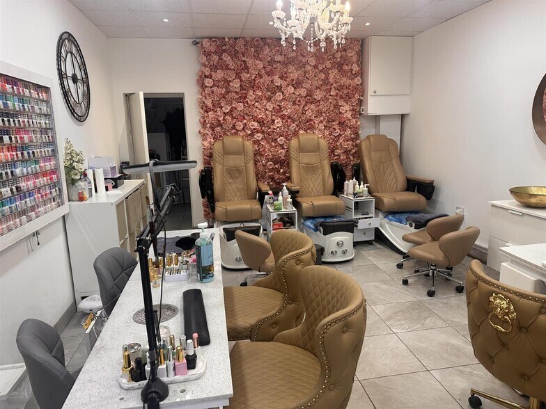 20 Stoneleigh Broadway, Epsom à vendre - Photo intérieure – Image 2 sur 7