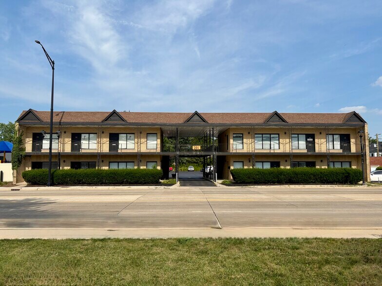 381 N York Rd, Elmhurst, IL à louer - Photo de l’immeuble – Image 1 sur 15