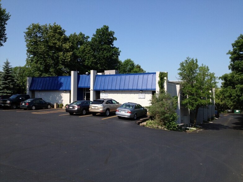 675 N Brookfield Rd, Brookfield, WI à louer - Photo de l’immeuble – Image 2 sur 6