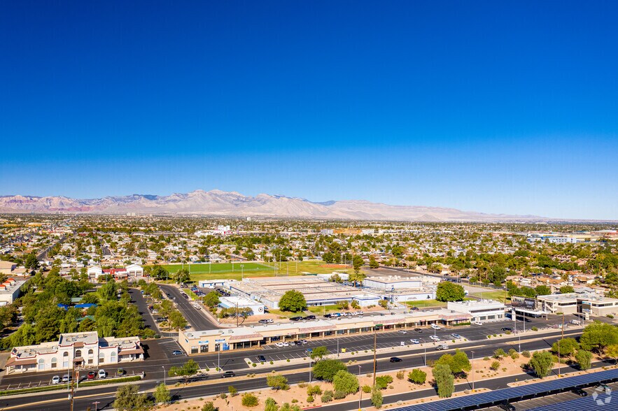 900 S Valley View Blvd, Las Vegas, NV à louer - Photo de l’immeuble – Image 3 sur 8