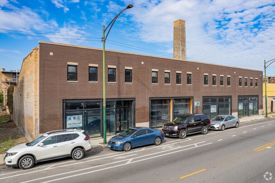 2740 N Kedzie Ave, Chicago, IL à louer - Photo de l’immeuble – Image 1 sur 5