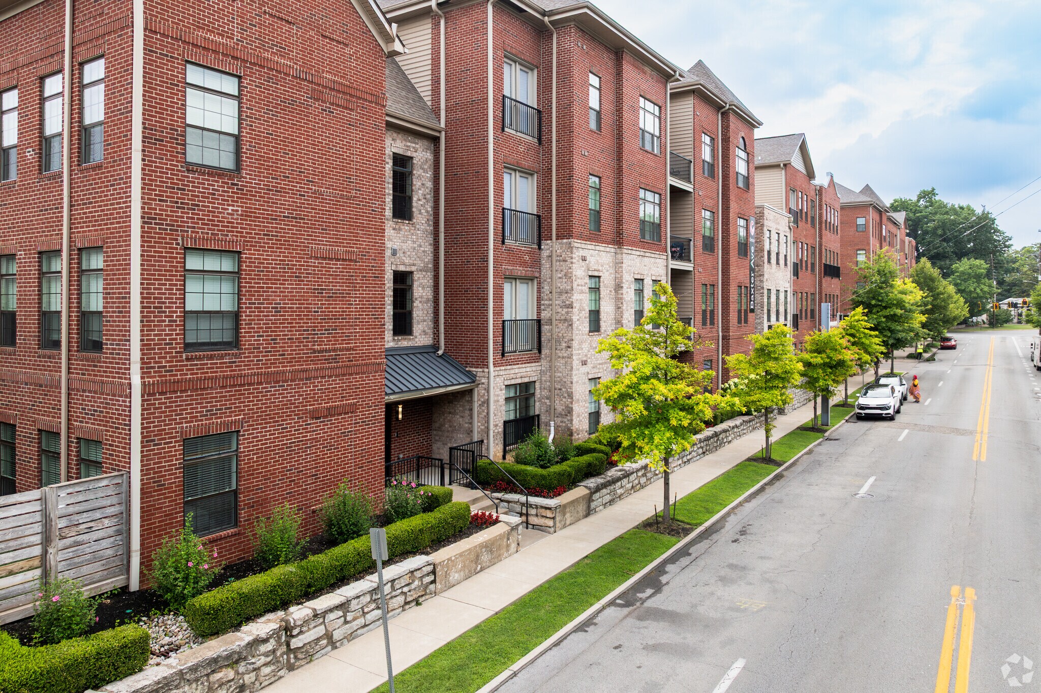 1221 E Broadway, Louisville, KY à louer Photo principale– Image 1 sur 75