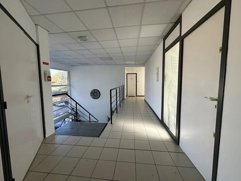 Bureau dans Venelles à louer - Photo de l’immeuble – Image 2 sur 9