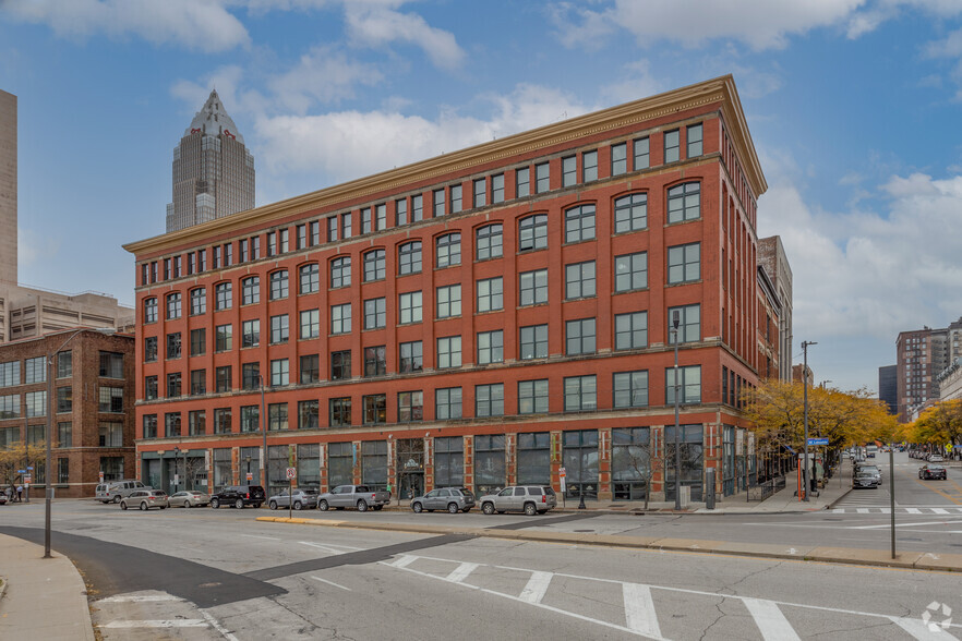 425 W Lakeside Ave, Cleveland, OH à louer - Photo de l’immeuble – Image 1 sur 8