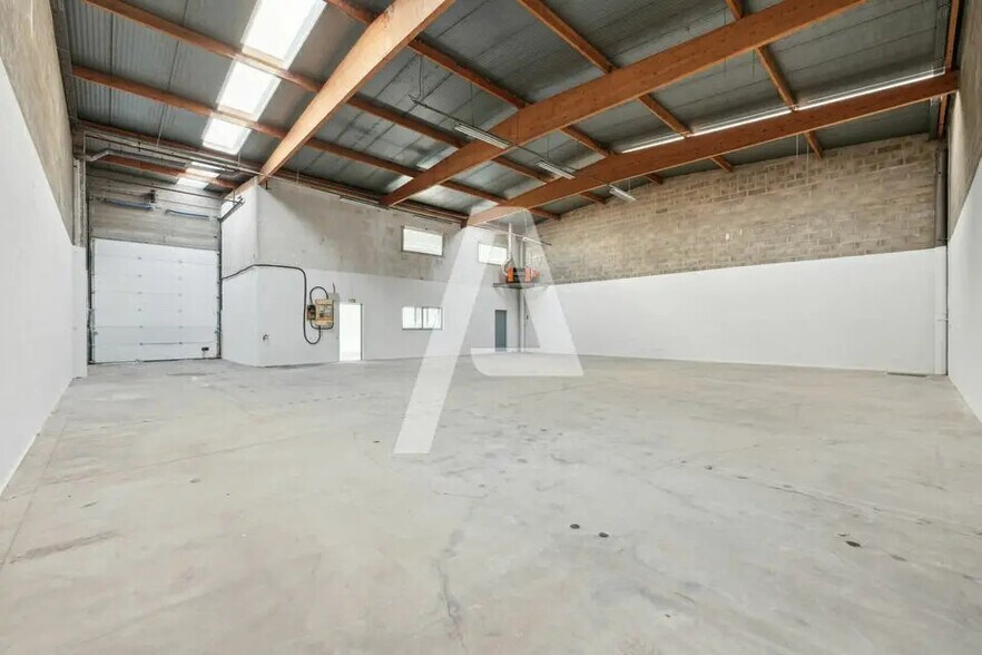 Local d’activités dans Émerainville à louer - Photo de l’immeuble – Image 1 sur 5