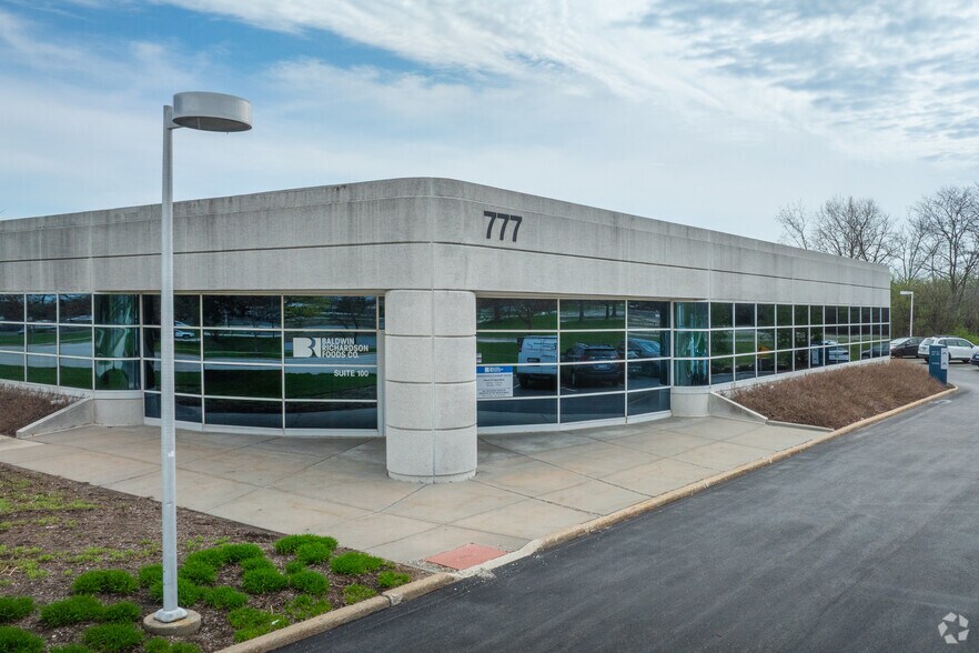 777 Oakmont Ln, Westmont, IL à vendre - Photo de l’immeuble – Image 3 sur 14