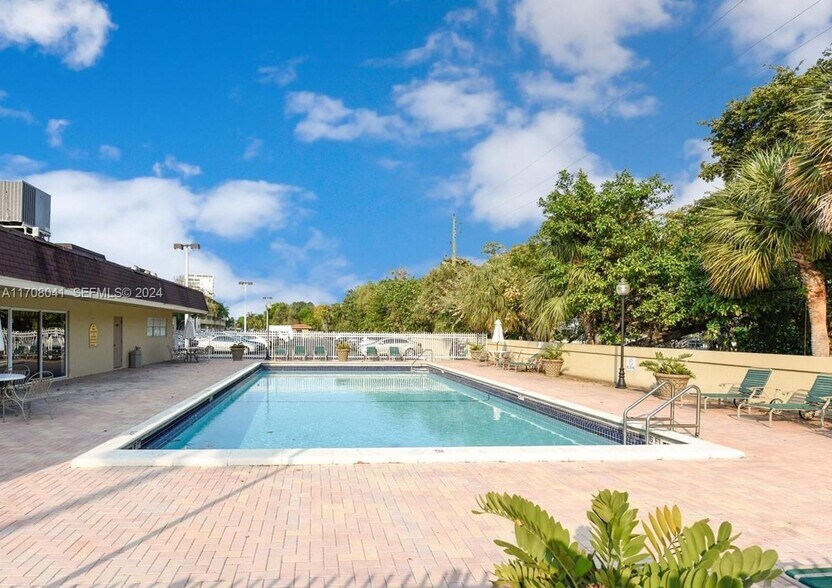 SANS SOUCI CONDO portefeuille de 5 biens à vendre sur LoopNet.fr - Photo de l’immeuble – Image 3 sur 4