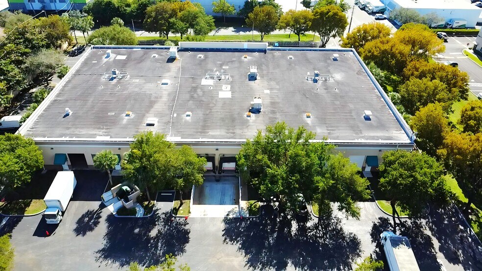 74 SW 12th Ave, Dania, FL à louer - Photo de l’immeuble – Image 3 sur 5