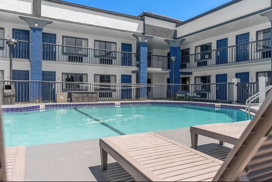 8750 E Colonial Dr, Orlando, FL à vendre - Photo de l’immeuble – Image 2 sur 14