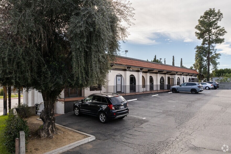 9795 Cabrini Dr, Burbank, CA à louer - Photo de l’immeuble – Image 3 sur 5