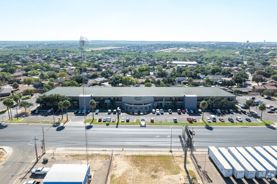 4151 Jaime Zapata Memorial Hwy, Laredo, TX à louer - Aérien – Image 2 sur 31