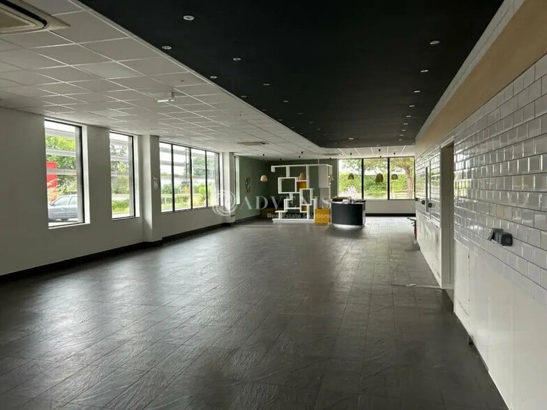 Local commercial dans Saint-Cyr-sur-Loire à louer - Photo de l’immeuble – Image 1 sur 8